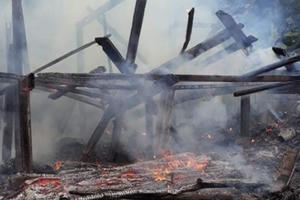 Lào Cai: Say rượu, nam thanh niên châm lửa đốt nhà