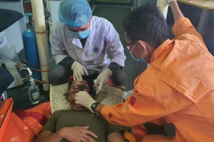 Cứu nạn kịp thời thuyền viên tàu cá gặp tai nạn lao động trên biển