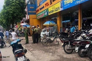 [Clip]: Kinh hãi cảnh nam thanh niên dùng dao chém nhân viên bảo vệ Điện Máy xanh