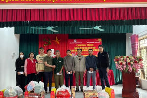 Trao quà Tết tới cán bộ Tư pháp huyện Tân Lạc có hoàn cảnh khó khăn năm 2023