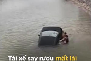 Hãi hùng với Clip ô tô lao xuống sông, người dân nhảy xuống đập vỡ kính cứu tài xế