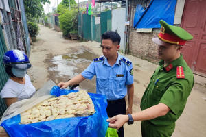 Hà Nội: Phát hiện 2 cơ sở kinh doanh cánh gà và mỹ phẩm lậu