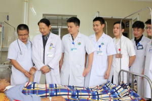 Cứu sống cụ ông bị thanh sắt dài 30 cm đâm vào cổ