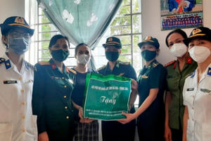 Tặng quà cho phụ nữ có hoàn cảnh khó khăn