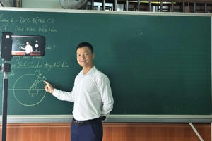 “Lớp học ảo” tại nhà của thầy giáo trẻ