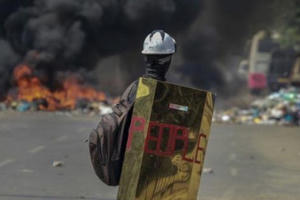 Trụ sở đảng của bà Suu Kyi bị ném bom xăng