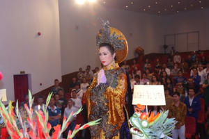 Trịnh Kim Chi tất bật chuẩn bị mọi công đoạn cho giỗ Tổ sân khấu trang nghiêm