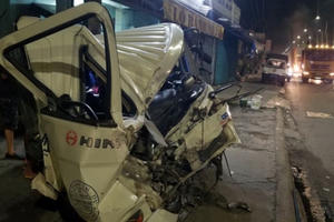 TP HCM: Húc đuôi container, xe bồn biến dạng thành đống sắt vụn