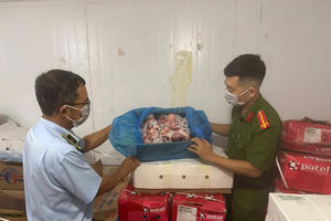 Kiểm tra kho hàng đông lạnh của Công ty Thịnh Phát Food phát hiện gần 4 tấn thực phẩm nhập lậu