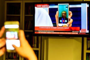 Tổng thống Thổ Nhĩ Kỳ dập tắt đảo chính nhờ một cuộc điện thoại