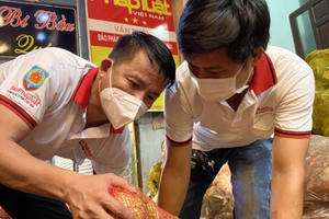 Báo Pháp luật Việt Nam và các nhà hảo tâm tặng người dân Đồng Nai 50 tấn rau, củ