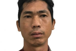 Tạm giữ hình sự nghi phạm đâm chết người rồi leo lên nóc nhà cố thủ