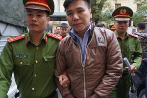 Xét xử vụ Châu Việt Cường giết người: Mẹ nạn nhân khóc ngất tại tòa