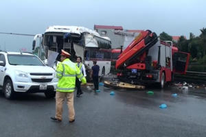 Một chiến sĩ cảnh sát PCCC tử vong trong vụ va chạm giữa xe cứu hỏa và xe khách