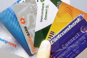 Ngân hàng giảm phí chuyển tiền nhanh nhằm hạn chế tiếp xúc tiền mặt