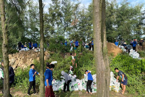 Tuổi trẻ Hà Tĩnh tích cực giúp nhân dân phòng chống bão số 5