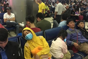 Sân bay Tân Sơn Nhất đông nghìn nghịt