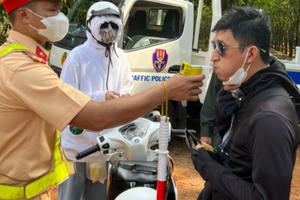 Công an huyện Cẩm Mỹ xuyên đêm, xuyên Tết xử lý vi phạm nồng độ cồn