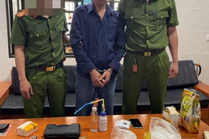 Tóm gọn đối tượng thủ 2 khẩu súng, mang 4 kg ma túy từ Lào về Việt Nam tiêu thụ