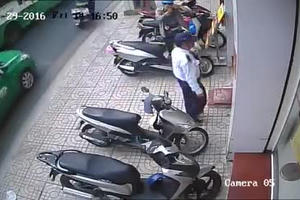 Siêu trộm lấy xe SH chỉ trong 5 giây rồi nhanh chân tẩu thoát