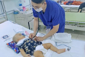 Cứu sống bé trai 11 tháng tuổi bị kéo đâm xuất huyết não