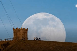 Kỳ ảo khoảnh khắc mặt trăng trở nên khổng lồ khi gần trái đất nhất