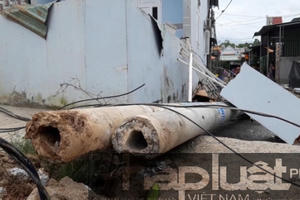 Bình Dương: Xe tải tông sập 4 trụ điện