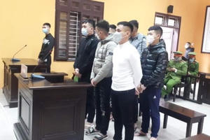 Nhóm đối tượng ném chất bẩn, mang vòng hoa xuống nhà dân lĩnh án