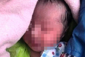 Nghệ An: Phát hiện trẻ sơ sinh còn sống trong nghĩa trang giữa lúc trời mưa