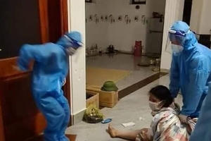 Người phụ nữ thuộc diện F1 cởi quần áo, đóng cửa cố thủ quyết không đi cách ly