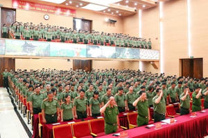 Xúc động hình ảnh công an Hà Nội tưởng niệm các nạn nhân tử vong trong vụ cháy chung cư mini