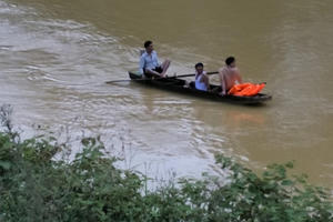 Hà Tĩnh: Đi qua cầu rơi xuống sông, ba mẹ con bị nước cuốn