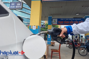 Giá xăng giảm 700 đồng/lít