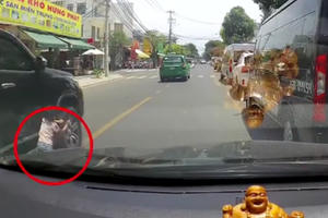 Clip: Thót tim cảnh bé gái chạy sang đường va vào ô tô đang di chuyển