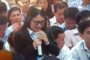 Diễn viên Quỳnh Tứ khóc tu tu khi trả lời Tòa trong phiên xử đại án OceanBank