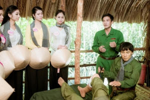 Thí sinh Hoa hậu Việt Nam diện áo bà ba thăm chiến khu rừng Sác, Cần Giờ