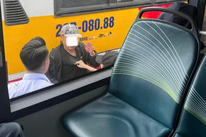 Nữ sinh dũng cảm giữ kẻ sàm sỡ ngay tại bến xe Mỹ Đình