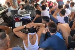 Phá trường gà bắt giữ hàng chục con bạc ở vùng ven TP.HCM