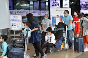 Cận tết, đi lại ở bến xe, ga tàu ra sao?