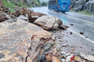 Mưa lớn ở Nghệ An gây sạt lở đất, ách tắc giao thông, 2 người bị nước cuốn trôi Mưa lớn ở Nghệ An gây sạt lở đất, ách tắc giao thông, 2 người bị nước cuốn trôi