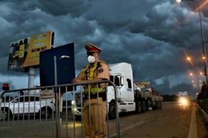 “Lá chắn” Thủ đô gồng mình trong dông lốc