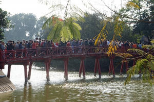 "Mướt mồ hôi" chen chân lễ đền Ngọc Sơn đầu năm mới