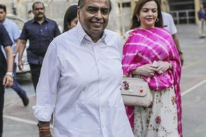 Tỷ phú giàu nhất châu Á đổ tiền mua sắm để đối đầu Amazon