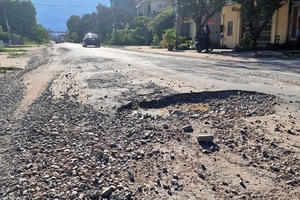 Thanh Hóa: Tuyến đường Thanh Niên hư hỏng nặng, tiềm ẩn tai nạn