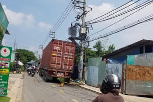 Container va trúng máy biến áp gây nổ lớn