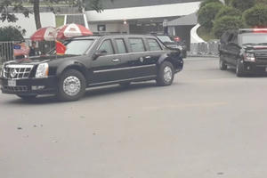 Tổng thống Donald Trump rời khách sạn Marriot ra sân bay