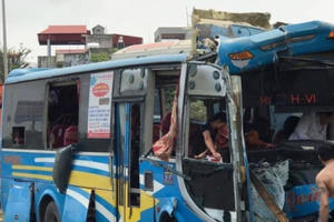 Xe khách đâm vào chân cầu trên quốc lộ 5, 11 hành khách bị thương