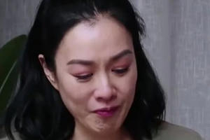 Mỹ nhân Chung Lệ Đề khóc vì hôn nhân "không dễ thở"