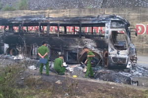 Xe khách biển số Lào đang chạy bỗng bốc cháy trơ khung