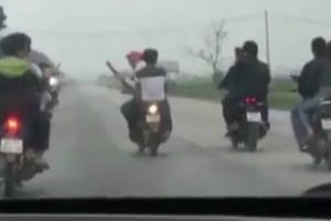 Nhóm thanh niên đánh võng, lái xe bằng chân